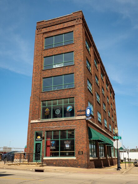 100 Main St, Dubuque, IA à vendre - Photo du bâtiment - Image 2 de 25