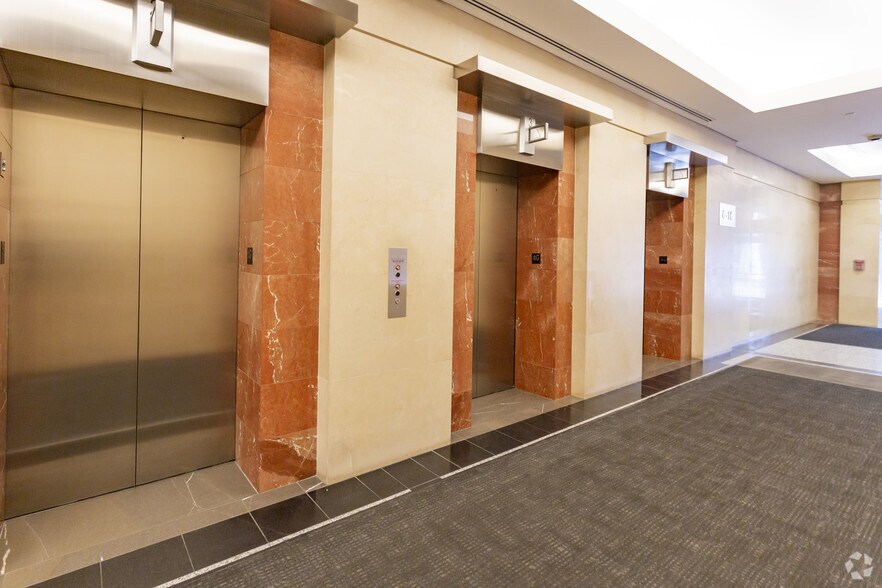 324 8th Ave SW, Calgary, AB à louer - Hall d’entrée - Image 2 de 7