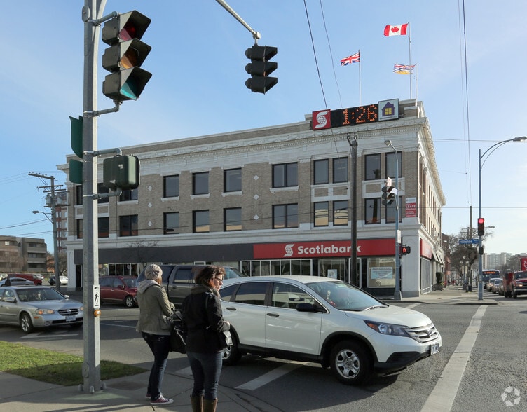 707-711 Hillside Av, Victoria, BC for lease - Building Photo - Image 2 of 5