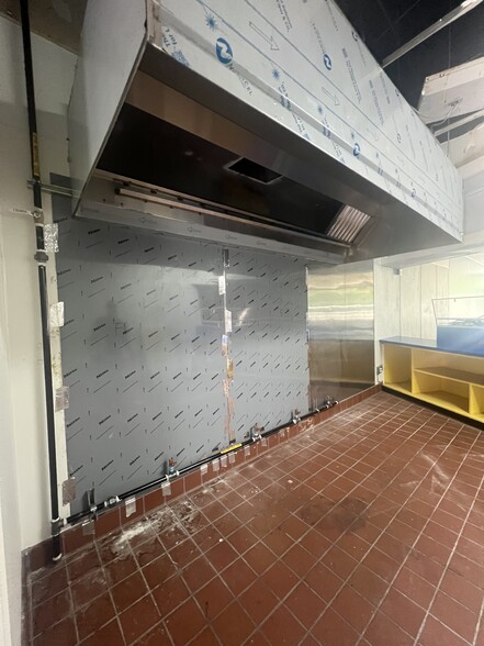 660 Indian Trail Rd, Lilburn, GA for lease - Building Photo - Image 2 of 10