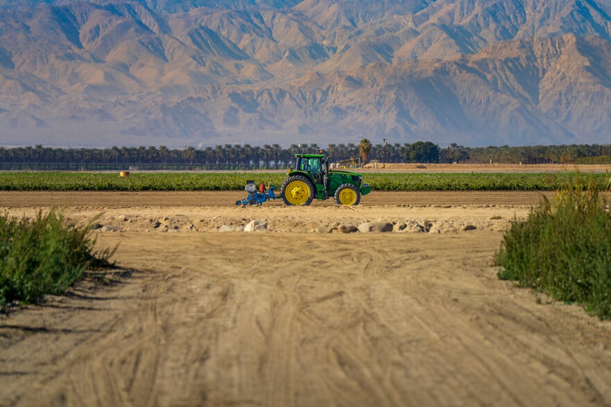 637.29 AC Seven Farmground Ranches portefeuille de 7 propriétés à vendre sur LoopNet.ca - Photo du bâtiment - Image 2 de 8