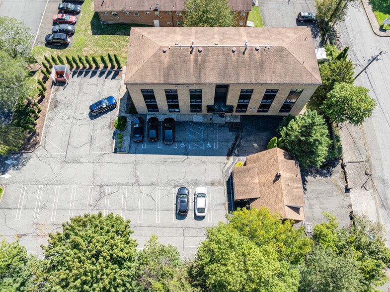 2 buildings for sale portfolio of 2 properties for sale on LoopNet.ca - Building Photo - Image 2 of 24