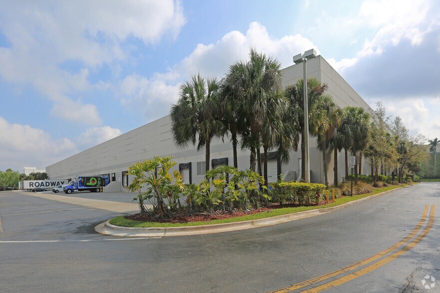 1951 N Commerce Pky, Weston, FL à louer - Photo du bâtiment - Image 3 de 4