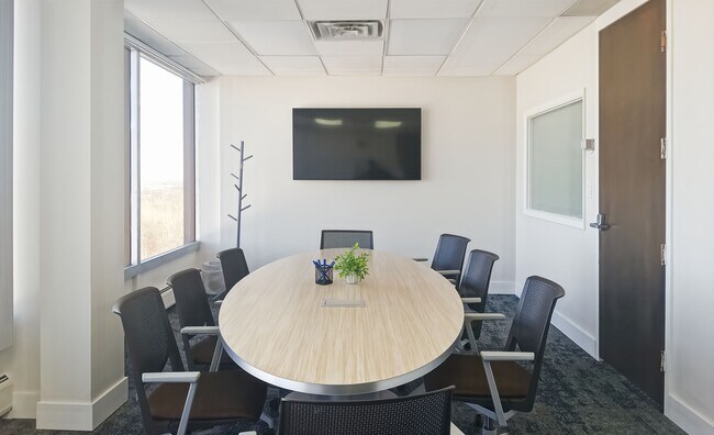 Plus de détails pour 26250 Euclid Ave, Cleveland, OH - Coworking à louer