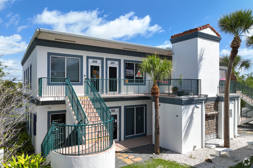 811 SE 8th Ave, Deerfield Beach, FL for lease - Primary Photo - Image 1 of 24