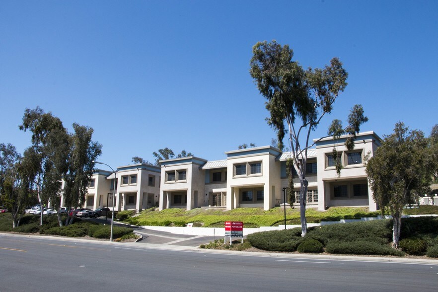 15706-15708 Pomerado Rd, Poway, CA à louer - Photo principale - Image 1 de 7