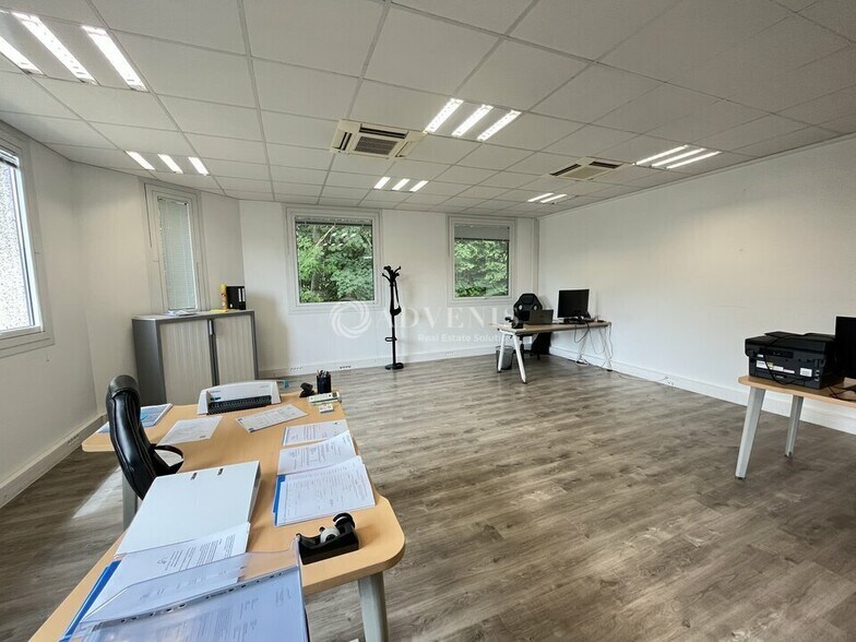 Office in Tremblay-en-France for lease - Interior Photo - Image 2 of 8