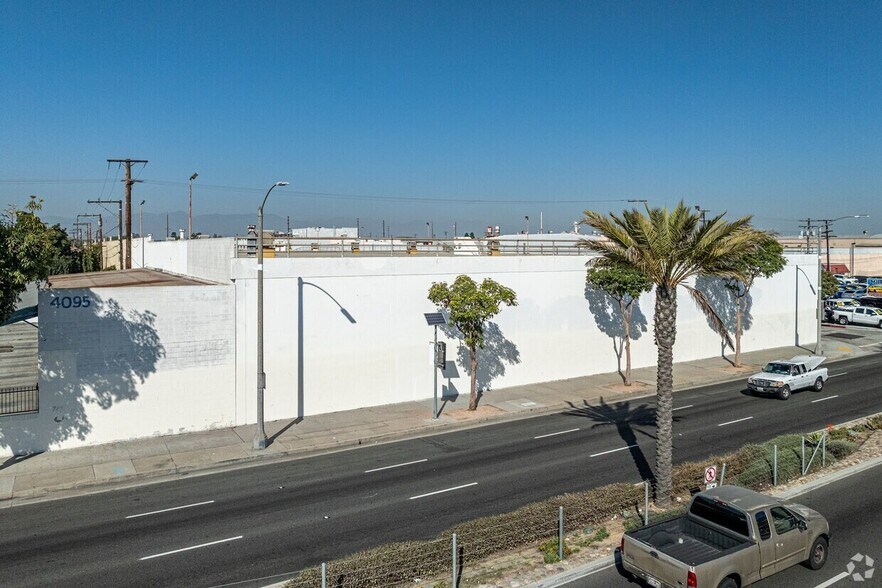 4095 Firestone Blvd, South Gate, CA à louer - Photo du bâtiment - Image 3 de 4