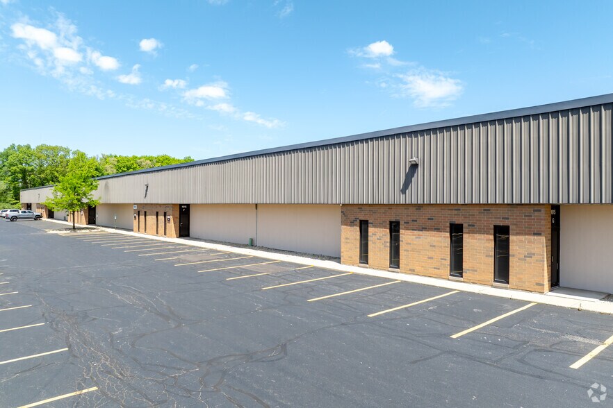 1605 Dundee Ave, Elgin, IL à louer - Photo du bâtiment - Image 1 de 5