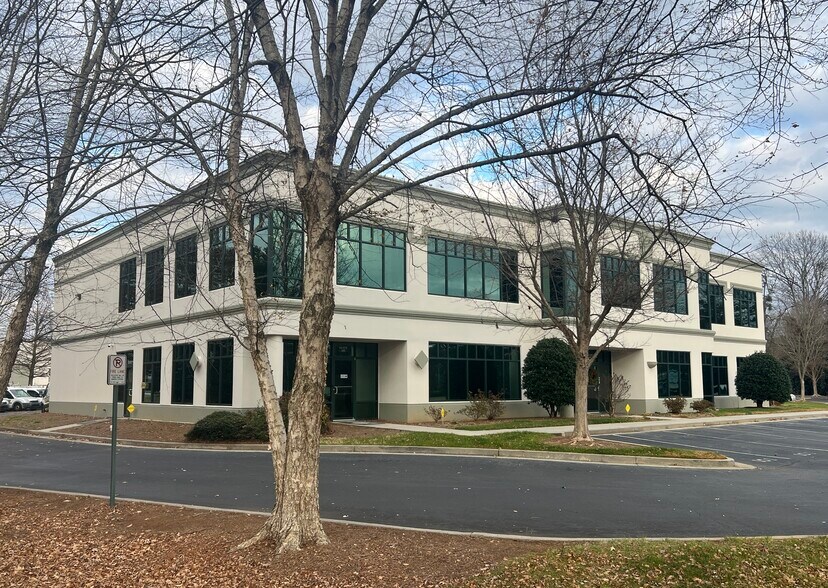 1690 Roberts Blvd, Kennesaw, GA à louer - Photo du bâtiment - Image 2 de 9