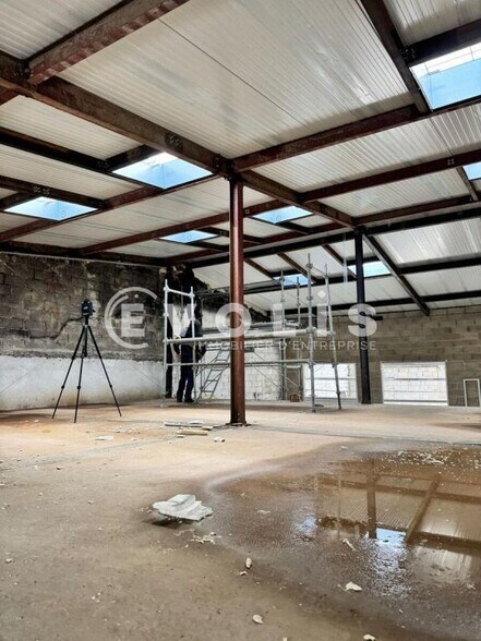 Flex in Montreuil for lease - Interior Photo - Image 3 of 4