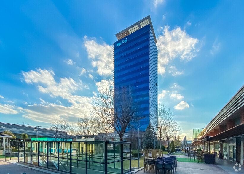 Calle Juan Carlos i, 13, Alcalá de Henares, Madrid for lease - Building Photo - Image 2 of 2