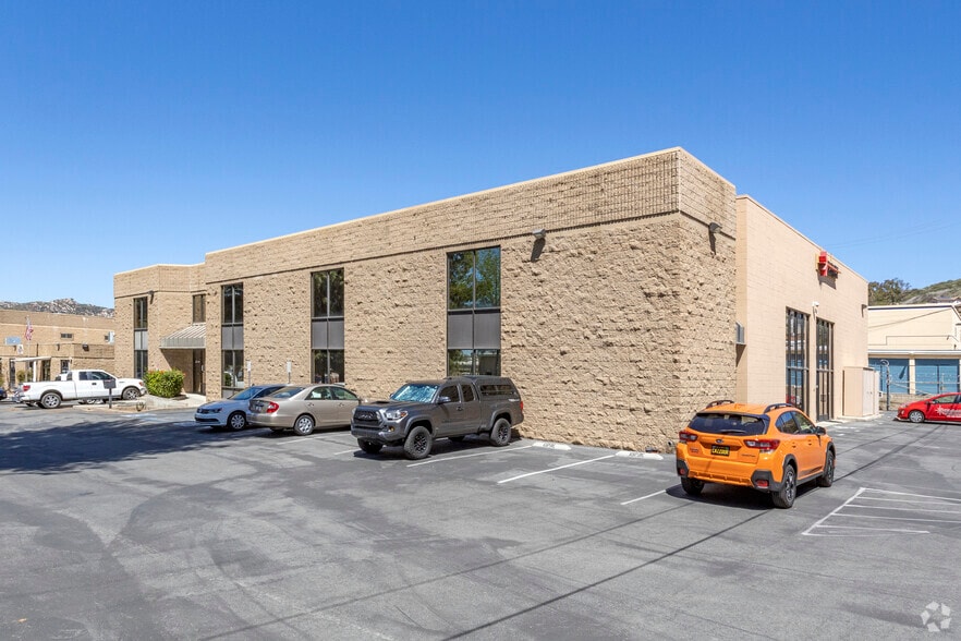 11491 Woodside Ave, Santee, CA à louer - Photo du bâtiment - Image 3 de 11