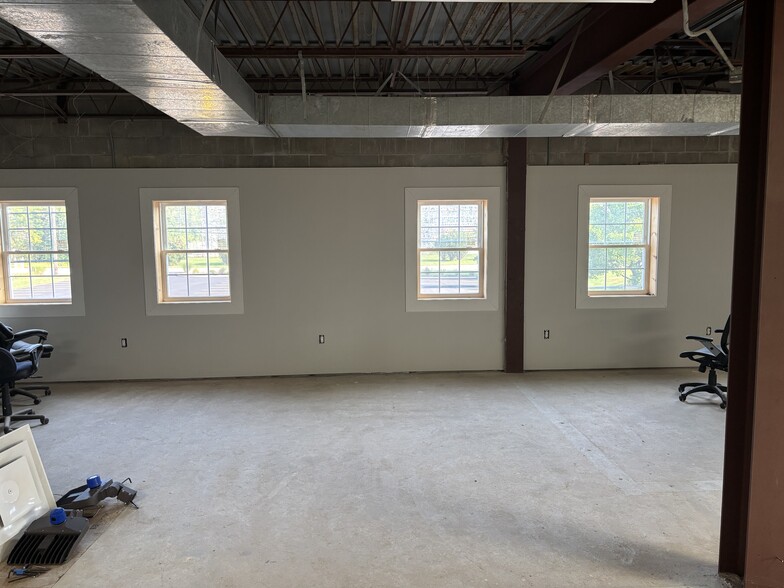 8733-8737 Mayfield Rd, Chesterland, OH à louer - Photo du bâtiment - Image 3 de 9