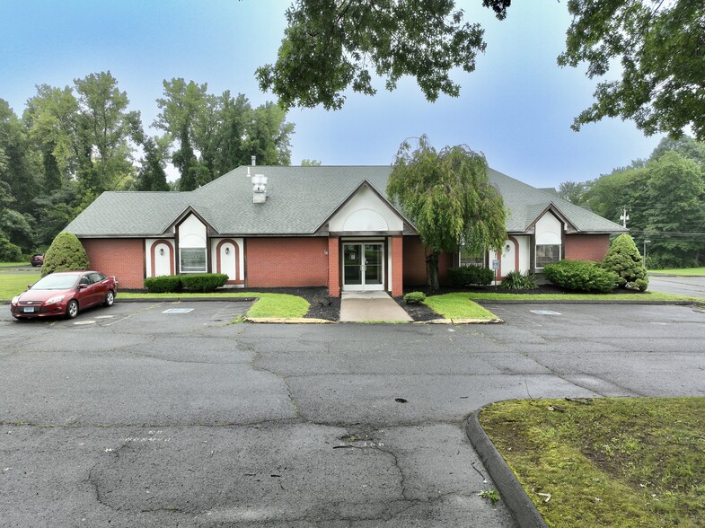 377 S Center St, Windsor Locks, CT à vendre - Photo du bâtiment - Image 1 de 5