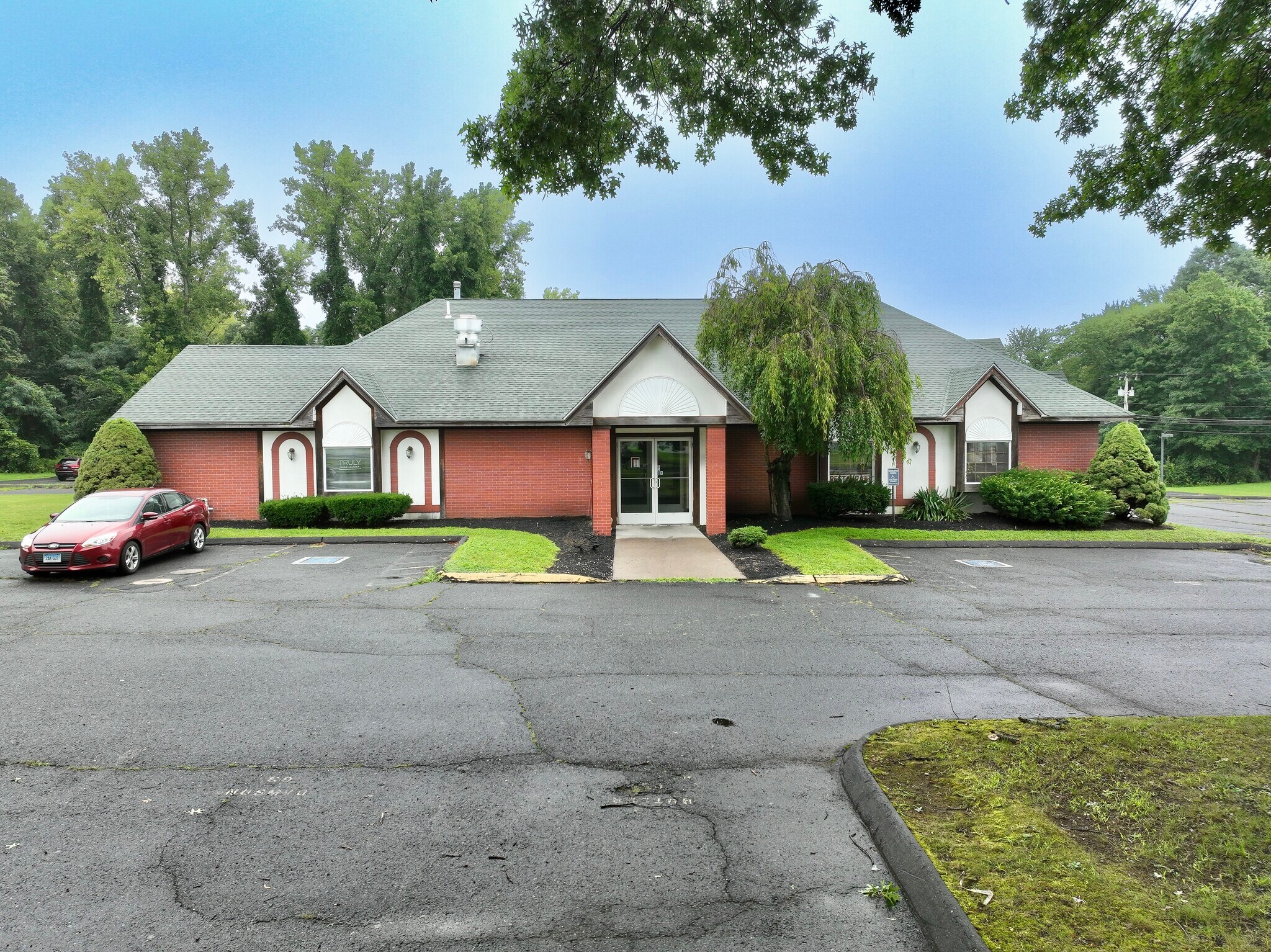 377 S Center St, Windsor Locks, CT à vendre Photo du bâtiment- Image 1 de 6