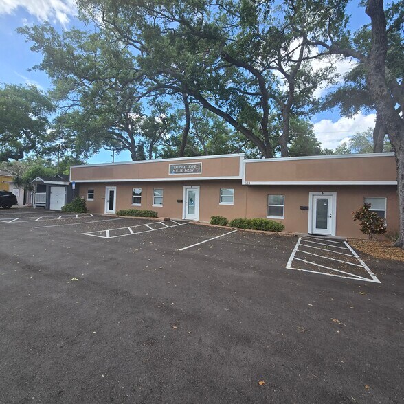 624 E Bay Dr, Largo, FL à louer - Photo du bâtiment - Image 2 de 4