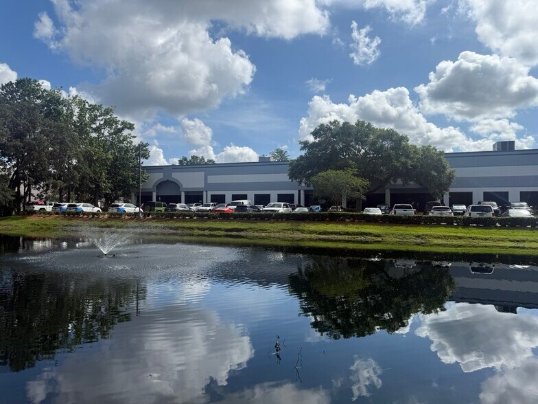 8475 Western Way, Jacksonville, FL à louer - Photo du bâtiment - Image 3 de 7