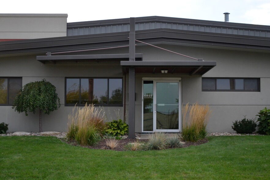 6915 Raywood Rd, Monona, WI à vendre - Photo du bâtiment - Image 1 de 30