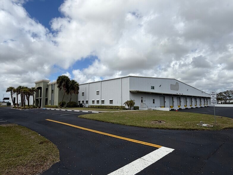 625 66th Ave SW, Vero Beach, FL à vendre - Photo du bâtiment - Image 3 de 30