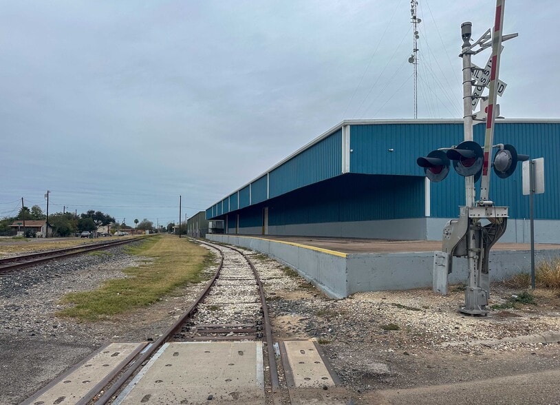 1905 Madison St, Laredo, TX for lease - Building Photo - Image 2 of 4
