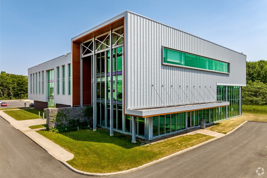 1645 Boul Lionel-Boulet, Varennes, QC à vendre - Photo du bâtiment - Image 2 de 12