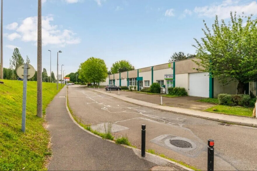 Office in Trappes for lease - Building Photo - Image 2 of 5