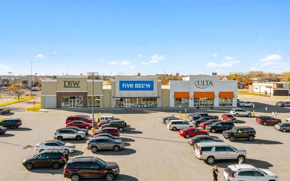 4411 W Wisconsin Ave, Appleton, WI for sale - Building Photo - Image 2 of 27