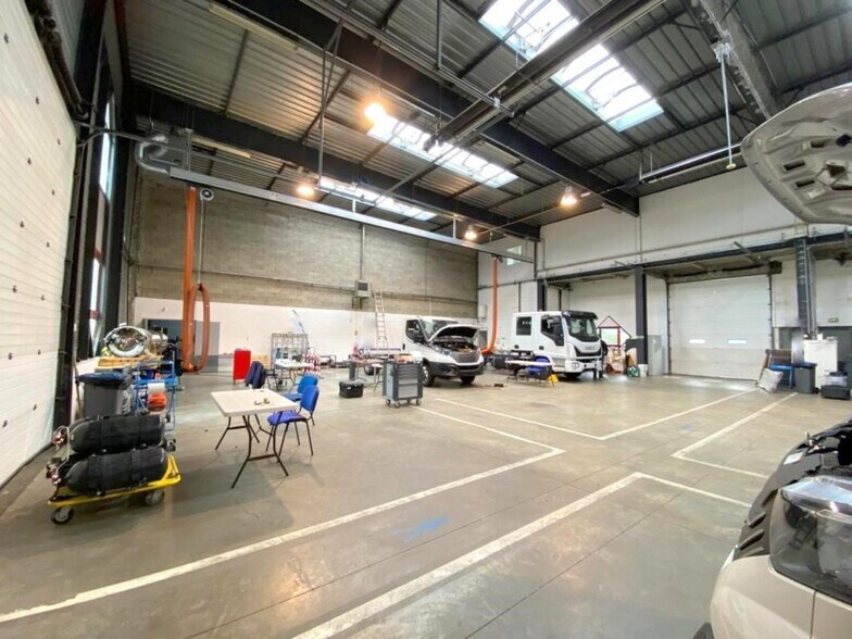 Flex in Élancourt for lease - Interior Photo - Image 2 of 14
