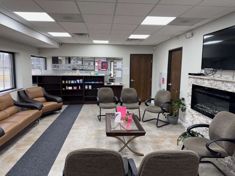 8275 N Wayne Rd, Westland, MI à louer - Photo du bâtiment - Image 2 de 10