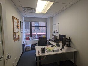 223-225 W 35th St, New York, NY for lease Interior Photo- Image 1 of 3