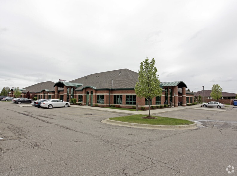 48581-48625 Hayes Rd, Shelby Township, MI for lease - Primary Photo - Image 2 of 6