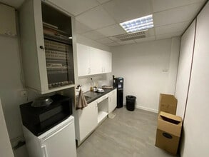 2-4 Rue Colonel Chambonnet, Bron à louer Photo du bâtiment- Image 2 de 6