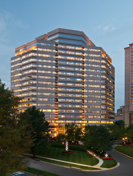 1750 Tysons Blvd, McLean, VA à louer - Photo du bâtiment - Image 1 de 6