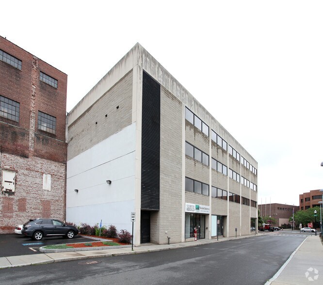 212 MAIN St, New Britain, CT à louer - Photo du bâtiment - Image 2 de 6