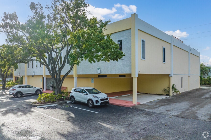 572 E McNab Rd, Pompano Beach, FL for lease - Primary Photo - Image 1 of 12