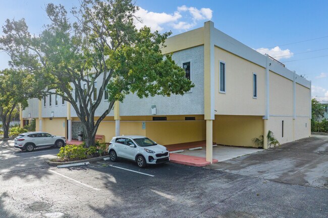 Plus de détails pour 572 E McNab Rd, Pompano Beach, FL - Bureau à vendre