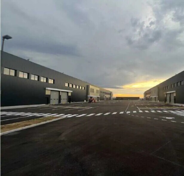 Flex dans Saint-Bonnet-de-Mure à louer - Photo du bâtiment - Image 2 de 28