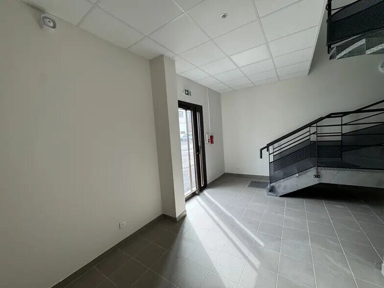 23 Rue Des Beaux Soleils, Osny for lease - Interior Photo - Image 3 of 4