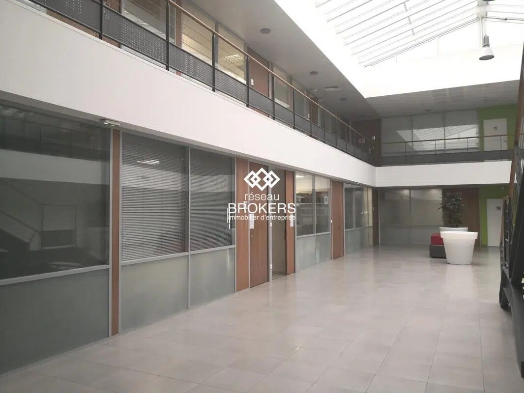 Office in Saint-Cyr-sur-Loire for lease Lobby- Image 1 of 5
