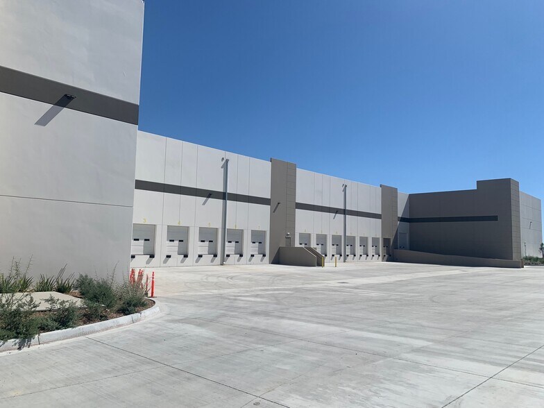 7727 Paseo De La Fuente, San Diego, CA à vendre - Photo du bâtiment - Image 2 de 7