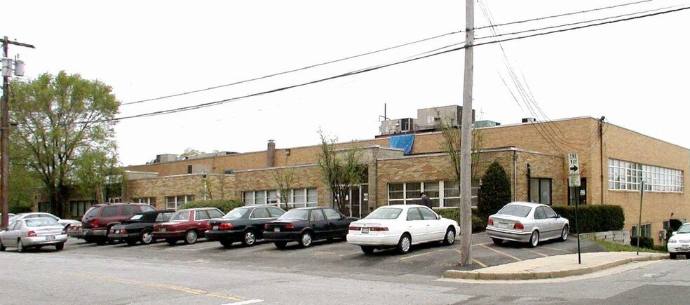 200-202 Stonehinge Ln, Carle Place, NY à louer - Photo du bâtiment - Image 3 de 9