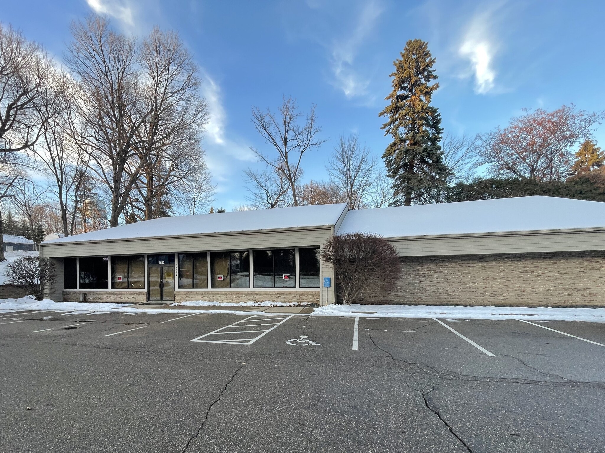 3542 Shoreline Dr, Wayzata, MN for lease Primary Photo- Image 1 of 13