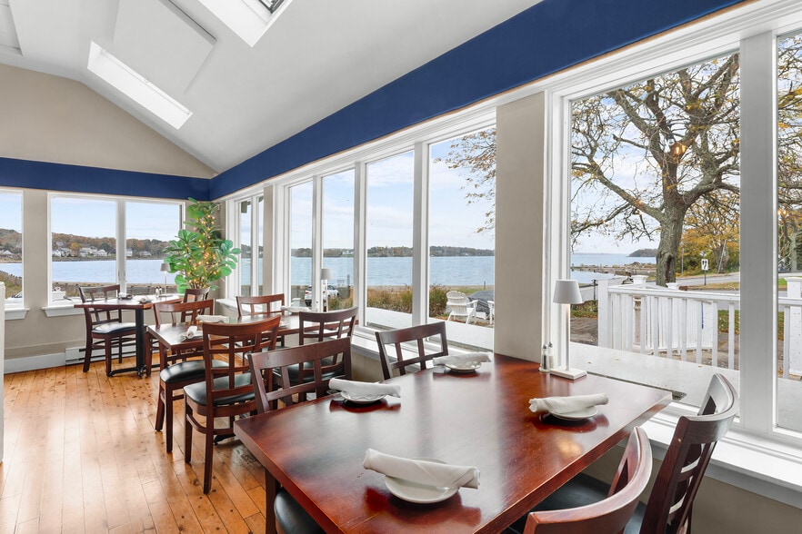 15 Point Rd, Portsmouth, RI for sale - Interior Photo - Image 3 of 25