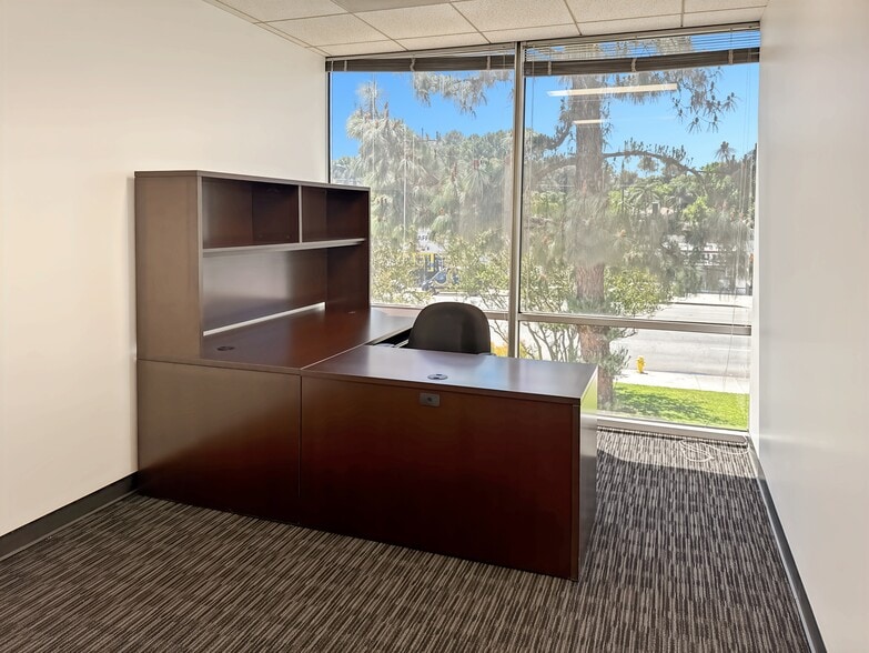 21031 Ventura Blvd, Woodland Hills, CA for lease - Building Photo - Image 2 of 6