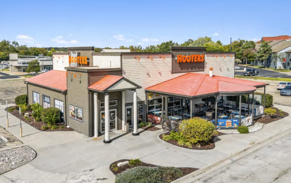 6100 SW 10th Ave, Topeka, KS for sale - Building Photo - Image 2 of 6