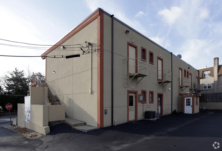 1759 Mineral Spring Ave, North Providence, RI à vendre - Photo du bâtiment - Image 2 de 7