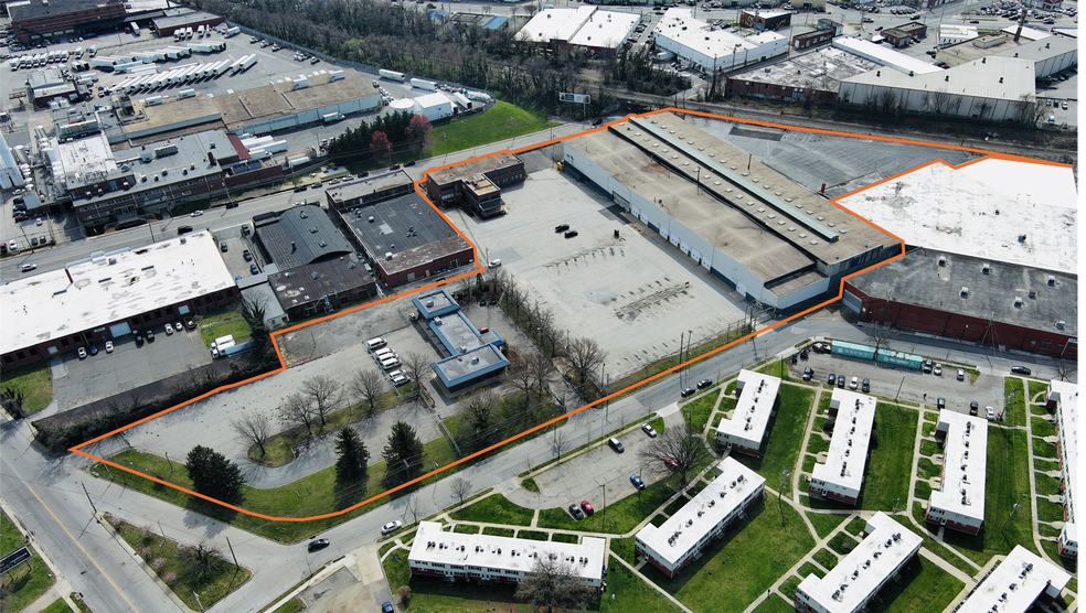 Warehouse & Office on 7.96 Acres portfolio of 5 properties for sale on LoopNet.ca - Building Photo - Image 2 of 10