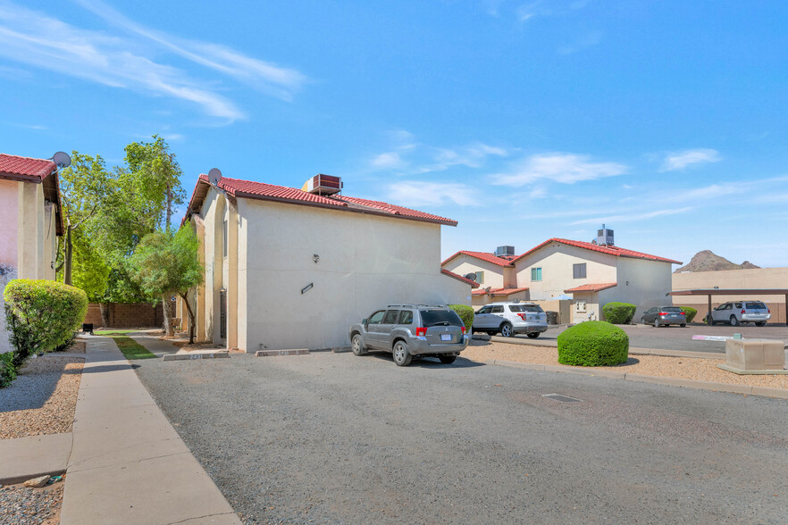 2431 E Tracy Ln, Phoenix, AZ à vendre - Photo du bâtiment - Image 2 de 9