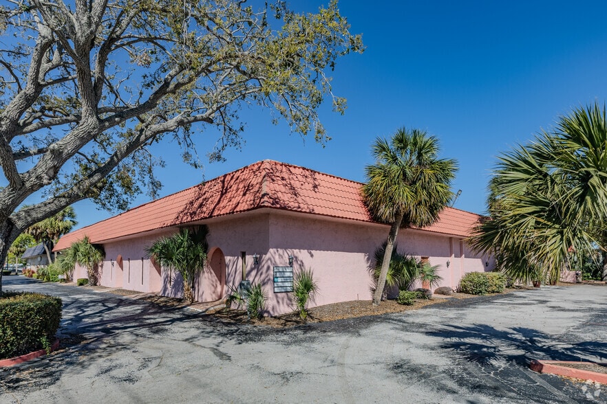 6449 38th Ave, Saint Petersburg, FL à louer - Photo du bâtiment - Image 1 de 77
